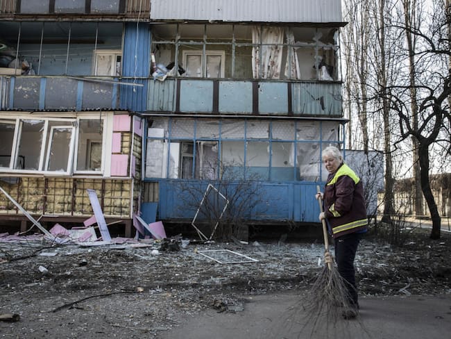 Zona residencial después de los ataques rusos en Kiev, Ucrania. (Photo by Emin Sansar/Anadolu Agency via Getty Images)
