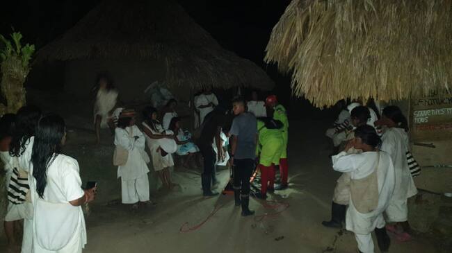 Bomberos Voluntarios se encargaron del trasladado del cuerpo a Medicina Legal./ Foto Bomberos