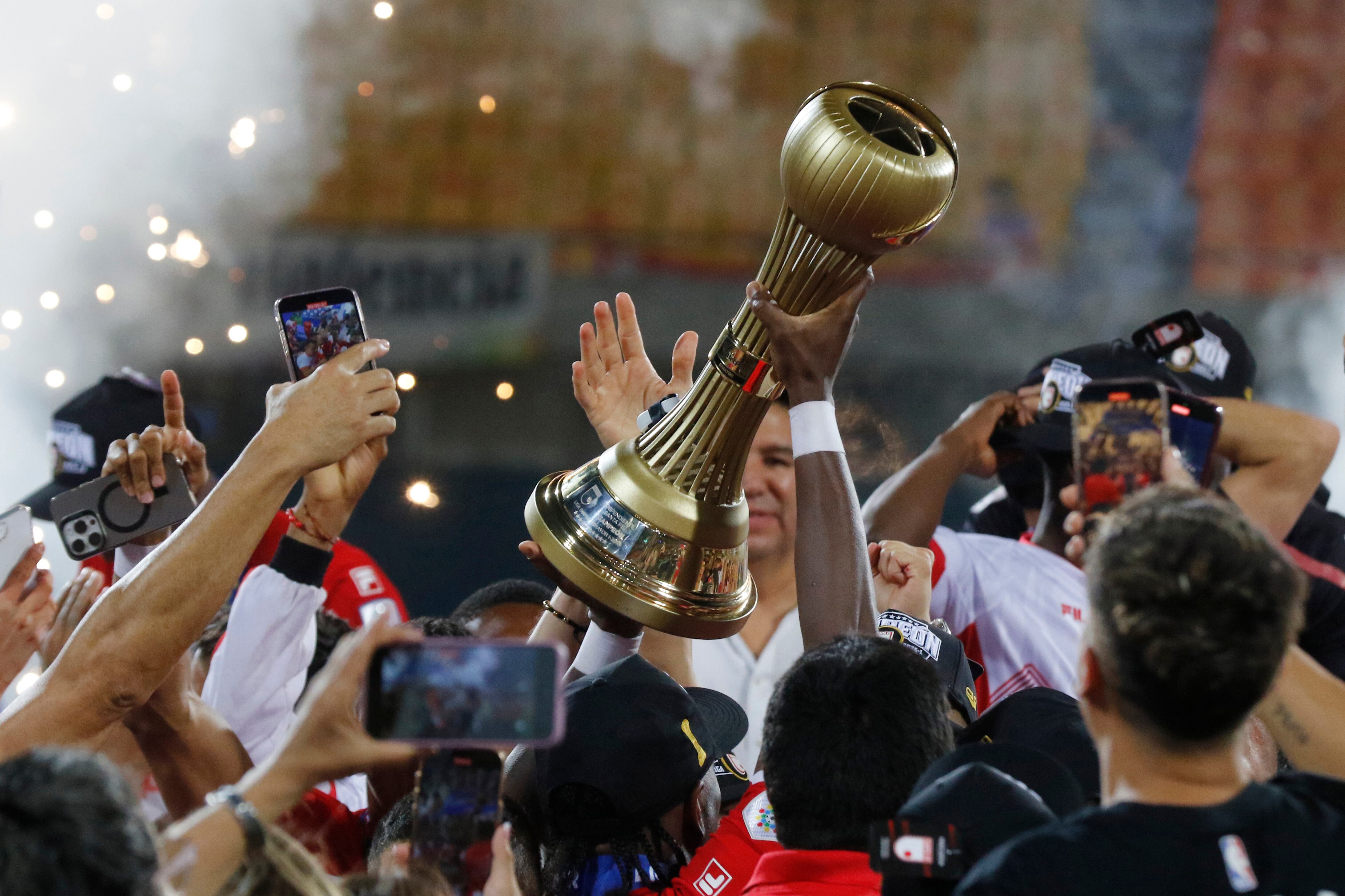 Jugadores de Santa Fe celebran tras ganar el título de la Liga Colombiana. Foto: EFE/ STR