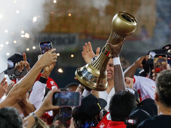 Jugadores de Santa Fe celebran tras ganar el título de la Liga Colombiana. Foto: EFE/ STR