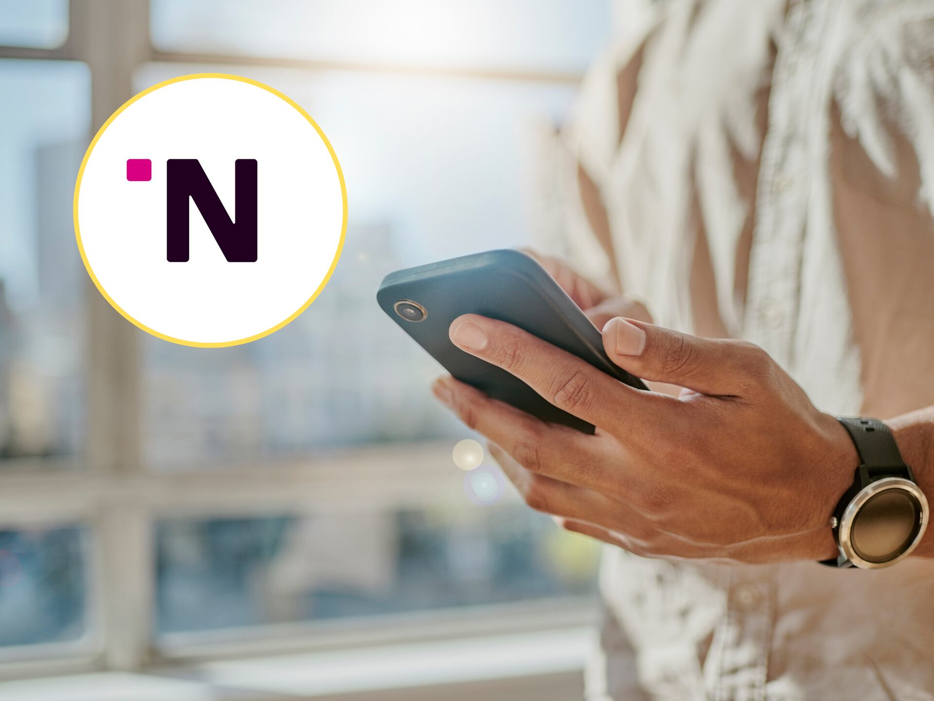 Persona usando su celular para hacer una transferencia monetaria. En el círculo, el logo de Nequi (Fotos vía GettyImages y redes sociales)