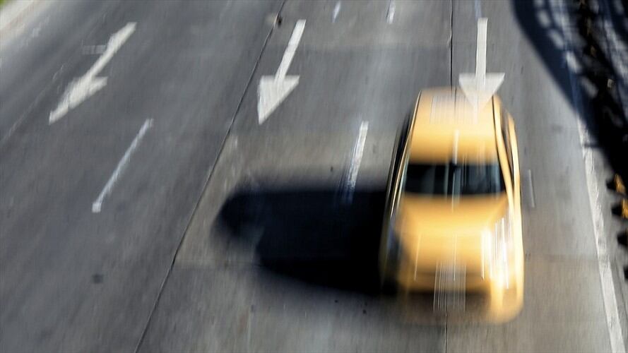 En Medellín se hizo viral un video en el que se observa cómo un taxista agrede a una mujer. Foto: Colprensa