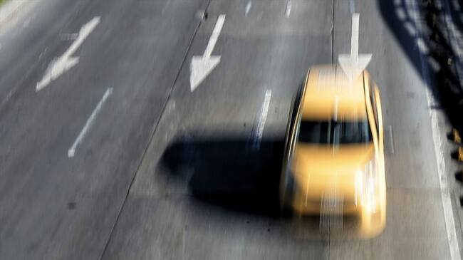 En Medellín se hizo viral un video en el que se observa cómo un taxista agrede a una mujer. Foto: Colprensa