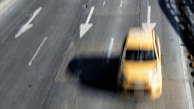 Joven denunció a taxista por actos indebidos mientras la transportaba en Medellín