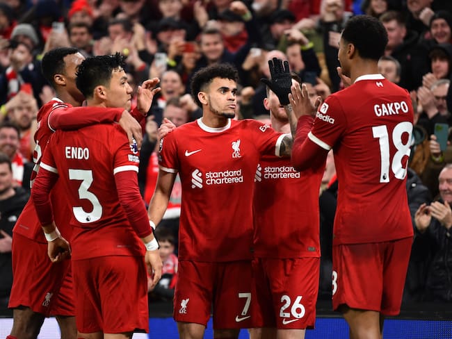 Liverpool (United Kingdom), 21/02/2024.- Liverpool&#039;s Luis Diaz celebrates with teammates after scoring the 3-1 lead during the English Premier League match between Liverpool FC and Luton Town FC, in Liverpool, Britain, 21 February 2024. (Reino Unido) EFE/EPA/PETER POWELL EDITORIAL USE ONLY. No use with unauthorized audio, video, data, fixture lists, club/league logos, &#039;live&#039; services or NFTs. Online in-match use limited to 120 images, no video emulation. No use in betting, games or single club/league/player publications.