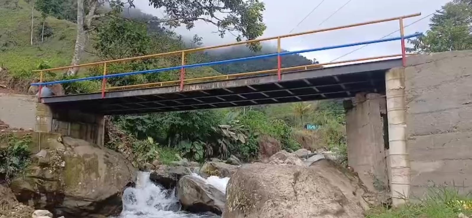 Puente vehicular entregado por las disidencias de las Farc lideradas por Iván Mordisco. Crédito: Red de Apoyo Cauca.