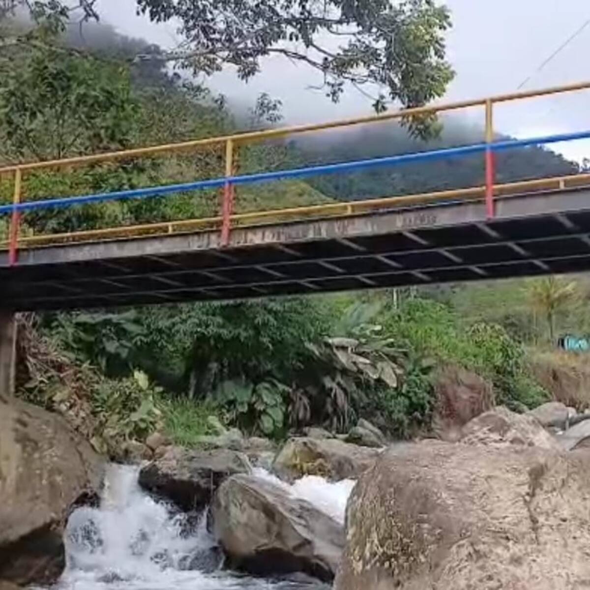 Disidencias de las Farc inauguraron un puente vehicular en el Cauca