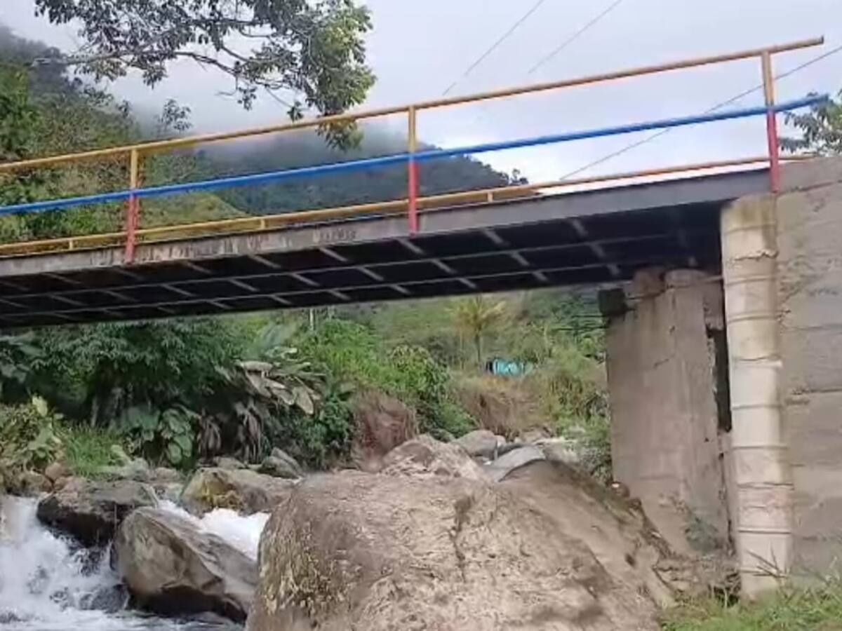 Disidencias de las Farc inauguraron un puente vehicular en el Cauca