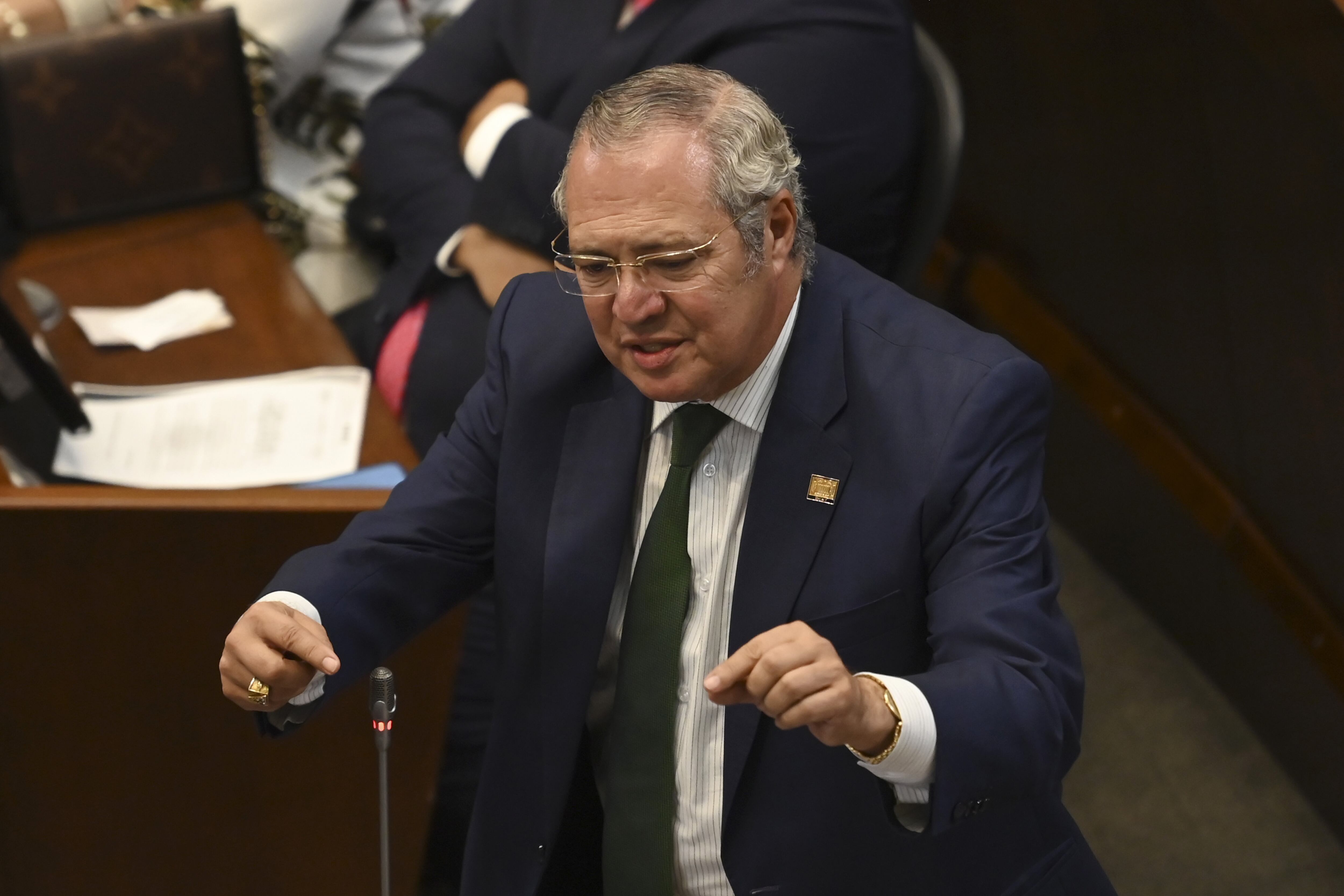 AME4652. BOGOTÁ (COLOMBIA), 06/05/2024.- Fotografía de archivo fechada el 20 de julio de 2023 que muestra al presidente del Senado de Colombia, Iván Name, durante un discurso en la sede del Congreso en Bogotá (Colombia). El escándalo de corrupción en el Gobierno colombiano por el robo de recursos de la Unidad Nacional para la Gestión del Riesgo de Desastres (UNGRD) se extiende al Congreso nacional, cuyos presidentes están señalados, hasta ahora sin pruebas, de haber recibido coimas a través de esa entidad, a cambio de aprobar las reformas del presidente Gustavo Petro. Iván Name: Político del partido Alianza Verde, es el presidente del Senado donde se ha caracterizado por su oposición a Petro. Sin embargo, habría recibido 3.000 millones de pesos en efectivo (unos 770.000 dólares de hoy) para facilitar la aprobación de las reformas. EFE/ Natalia Pedraza