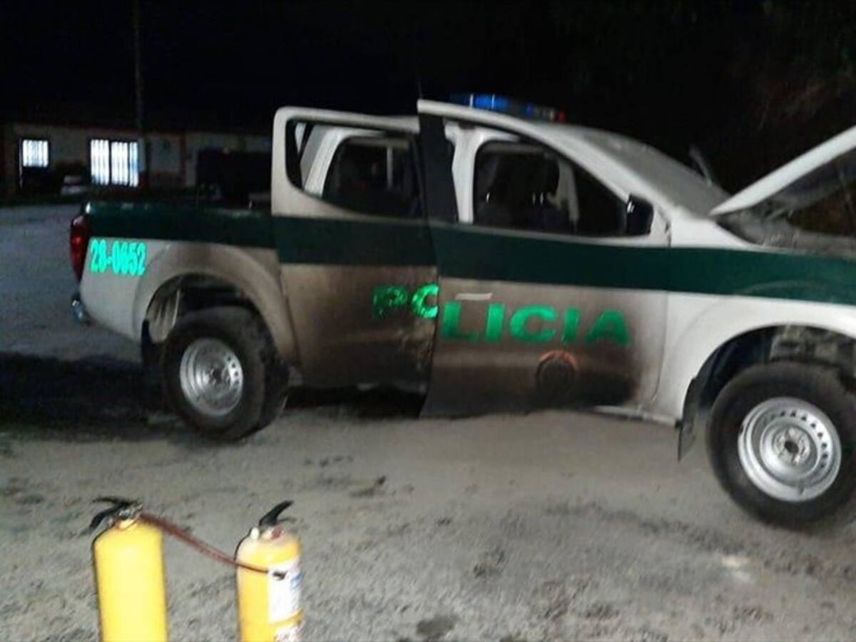 Incineran vehículo de la Policía en Inzá, Cauca