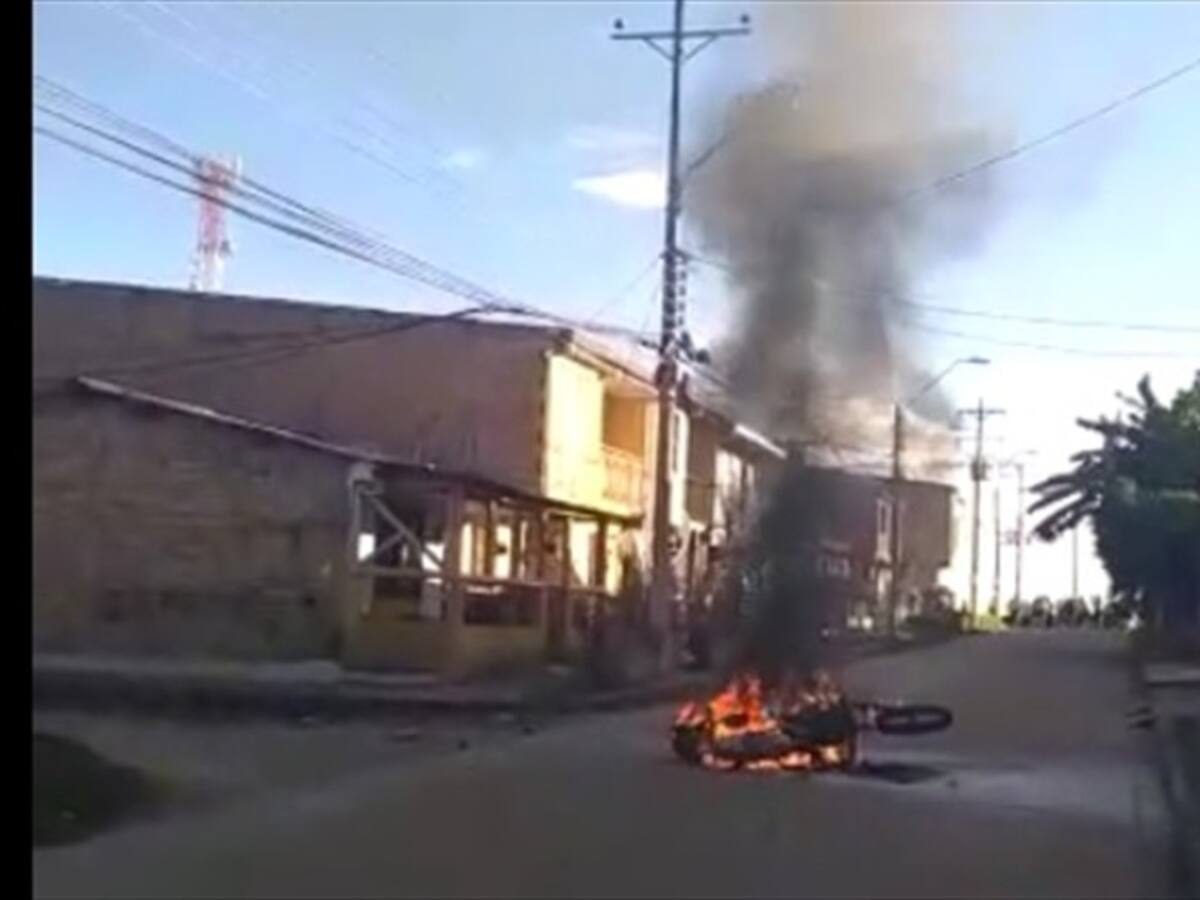 Incineran una moto de la Policía en medio de asonada en Popayán