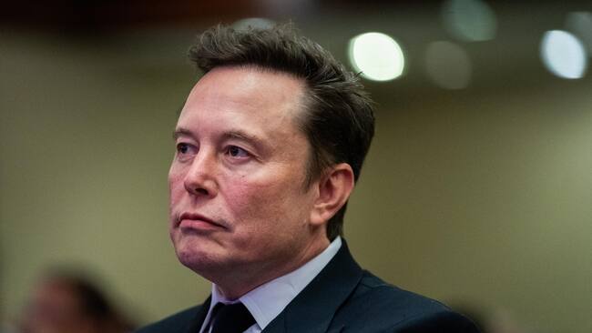 Washington (United States), 13/11/2024.- Elon Musk listens as US President-elect Donald Trump speaks during a meeting with House Republicans at the Hyatt Regency hotel in Washington, DC, USA, 13 November 2024. EFE/EPA/ALLISON ROBBERT / POOL