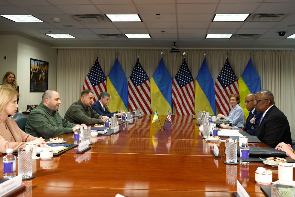 Reunión entre secretario de Defensa estadounidense, Lloyd Austin y su homólogo ucraniano, Rustem Umerov. Foto: Kevin Dietsch/Getty Images