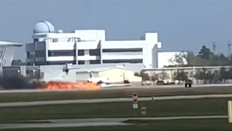 El momento en que una avioneta en llamas aterriza en un aeropuerto. Foto: Captura de pantalla