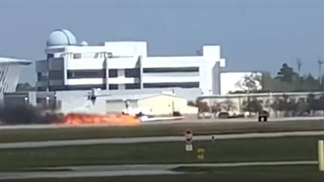 El momento en que una avioneta en llamas aterriza en un aeropuerto. Foto: Captura de pantalla