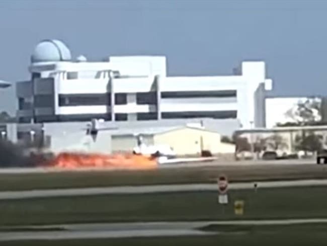El momento en que una avioneta en llamas aterriza en un aeropuerto. Foto: Captura de pantalla