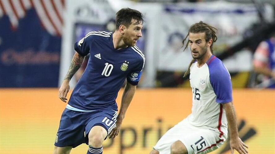 Lionel Messi y Kyle Beckerman. Foto: Agencia EFE