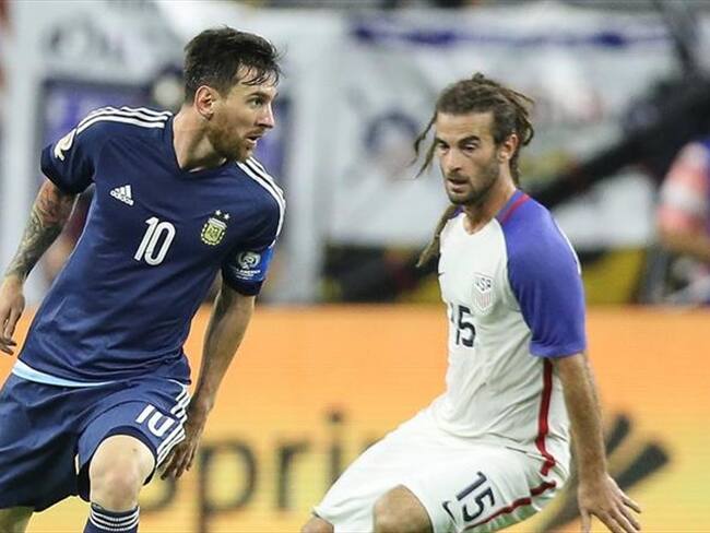 Lionel Messi y Kyle Beckerman. Foto: Agencia EFE