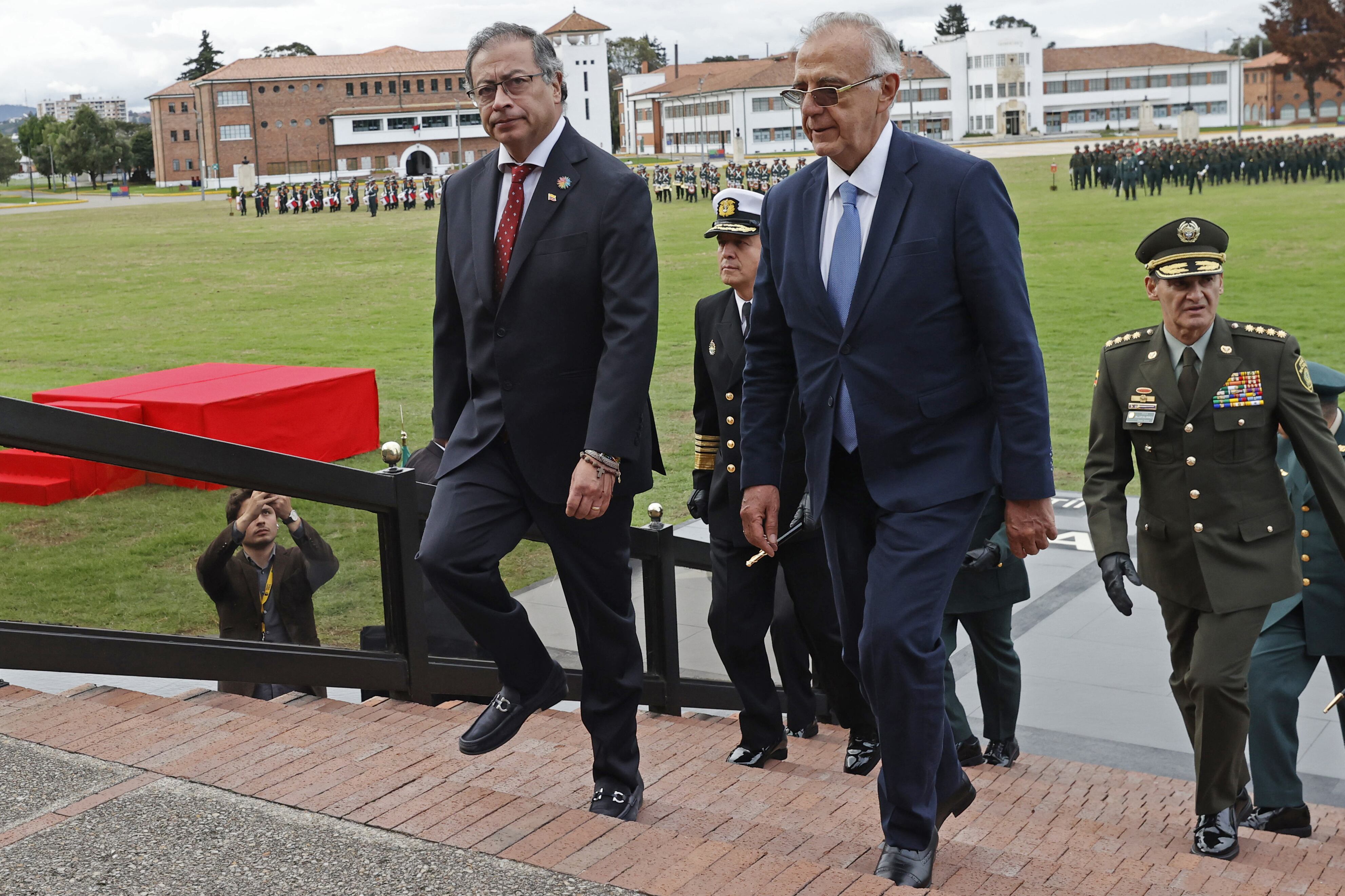El presidente colombiano, Gustavo Petro (i), y el ministro de Defensa Iván Velásquez participan en la ceremonia de transmisión de mando del señor Comandante de las Fuerzas Militares, almirante Francisco Cubides, este martes en Bogotá (Colombia). El almirante Francisco Cubides asumió como nuevo comandante de las Fuerzas Militares y se convirtió así en el primer submarinista y buzo maestro de la Armada en llegar a ese cargo. EFE/ Mauricio Dueñas Castañeda