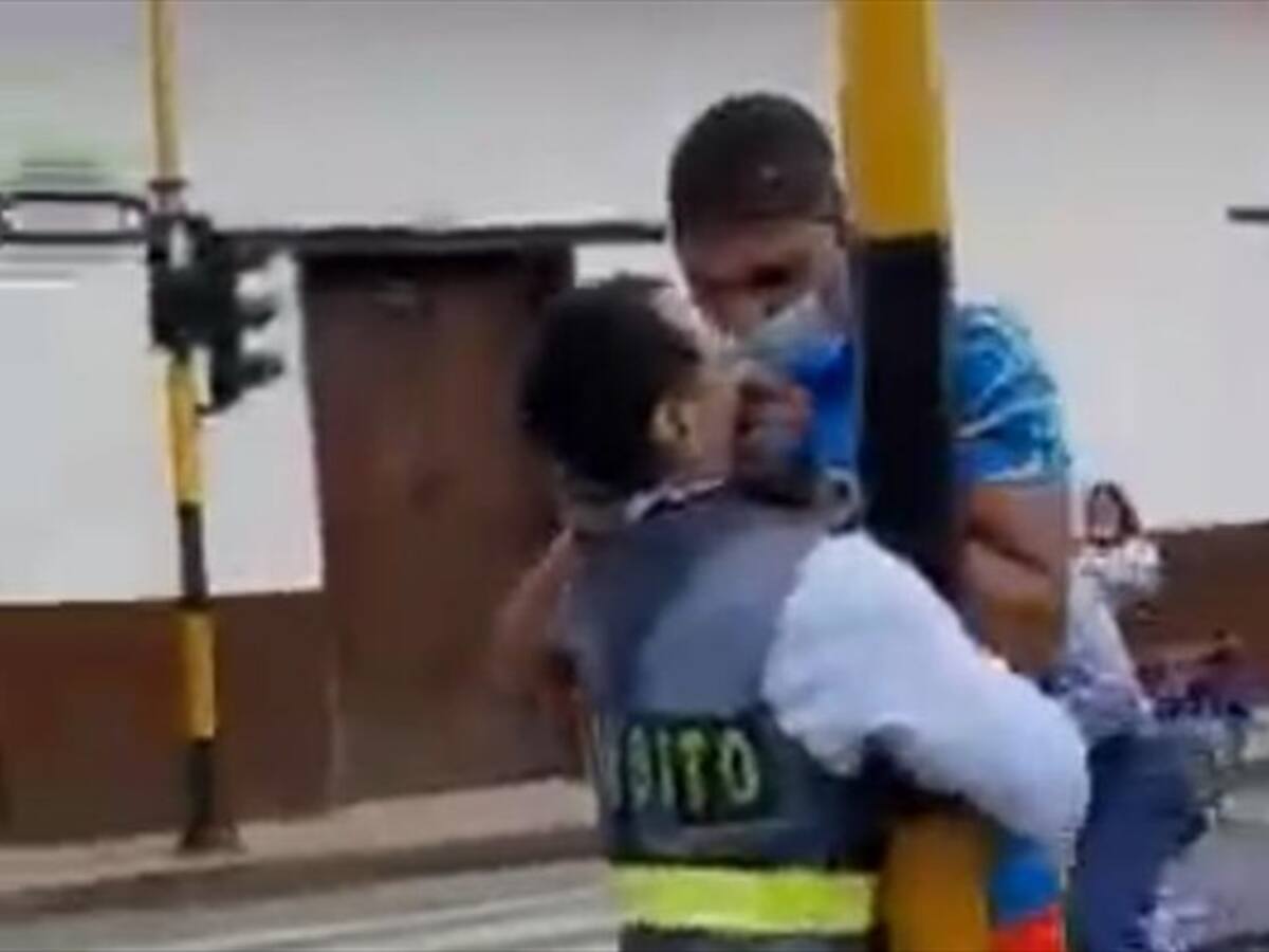 ¡Indignante! Motociclista propina dura golpiza a un agente de tránsito en Cerrito, Valle