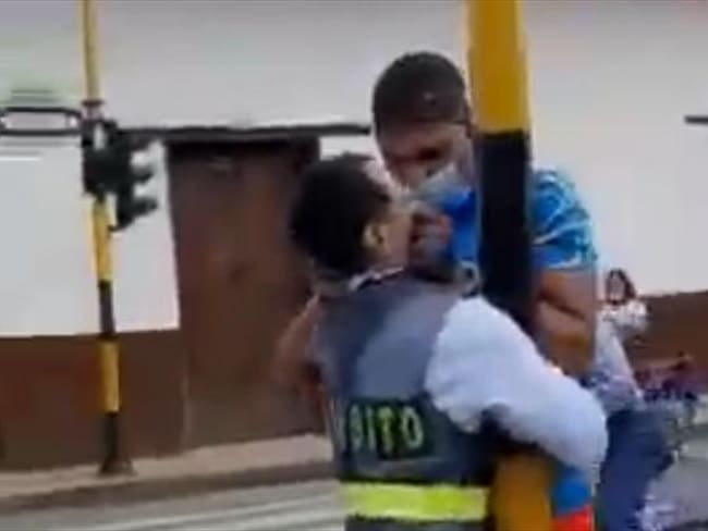 El agente de tránsito fue incapacitado por cinco días debido a las lesiones que sufrió. Foto: Cortesía