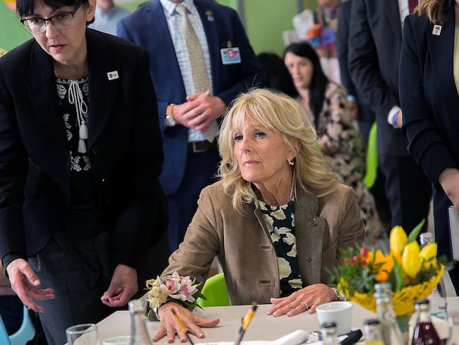 KOSICE, SLOVAKIA - MAY 08: U.S. First Lady Jill Biden listens to Ukrainian women one of whom fled Charkov at Primary School Tomasikova 31 where she meets Slovak and Ukrainian mothers with kids on Mother&#039;s day on May 8, 2022 in Kosice, Slovakia. (Photo by Zuzana Gogova/Getty Images)