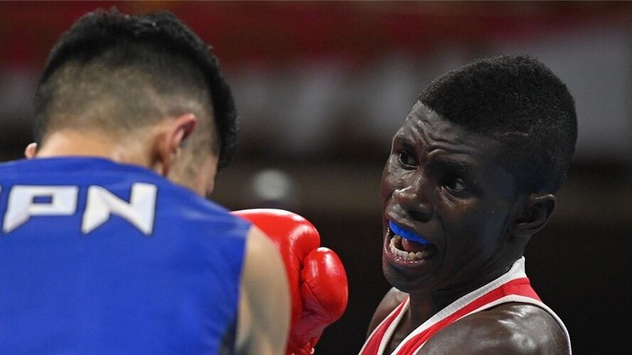 Boxeadores Ryomei Tanaka  y Yuberjen Martínez en los cuartos de final de los Juegos Olímpicos Tokio 2020. Foto: LUIS ROBAYO/POOL/AFP via Getty Images