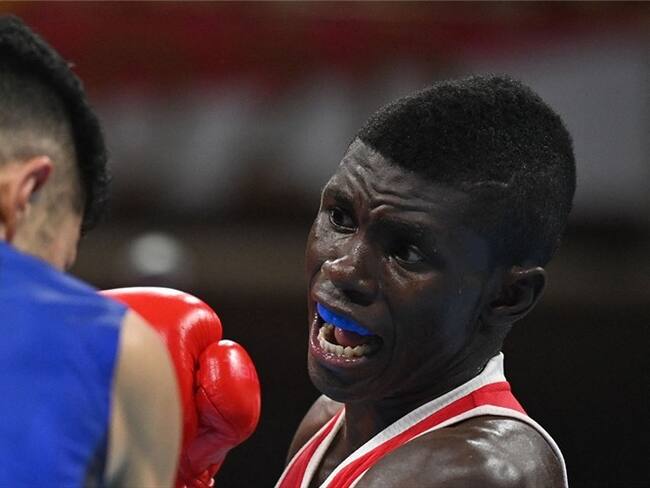 Boxeadores Ryomei Tanaka  y Yuberjen Martínez en los cuartos de final de los Juegos Olímpicos Tokio 2020. Foto: LUIS ROBAYO/POOL/AFP via Getty Images