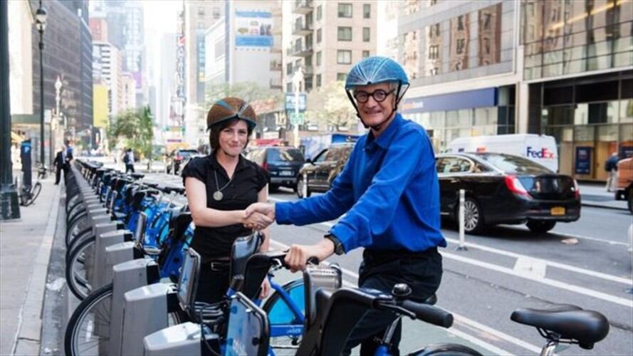 James Dyson (dcha) probó el casco que creó Isis Shiffer (izda), una ingeniera industrial de 28 años. Foto: DYSON
