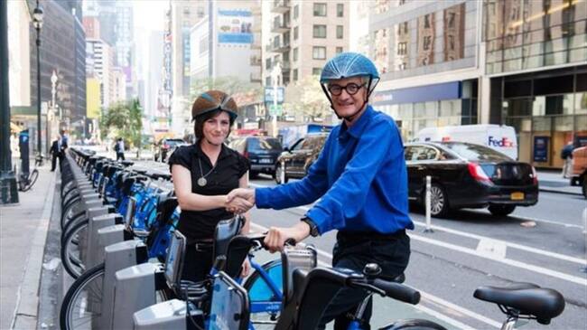 James Dyson (dcha) probó el casco que creó Isis Shiffer (izda), una ingeniera industrial de 28 años. Foto: DYSON