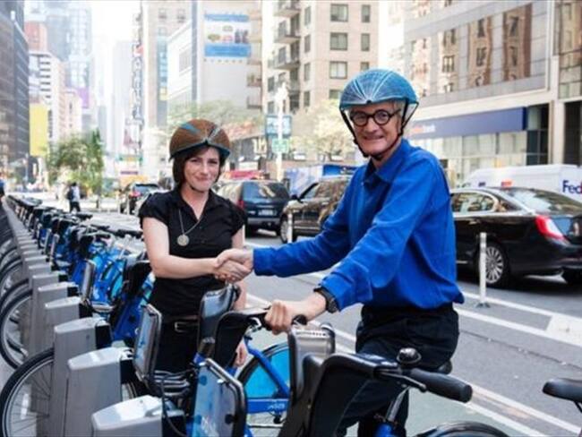 James Dyson (dcha) probó el casco que creó Isis Shiffer (izda), una ingeniera industrial de 28 años. Foto: DYSON