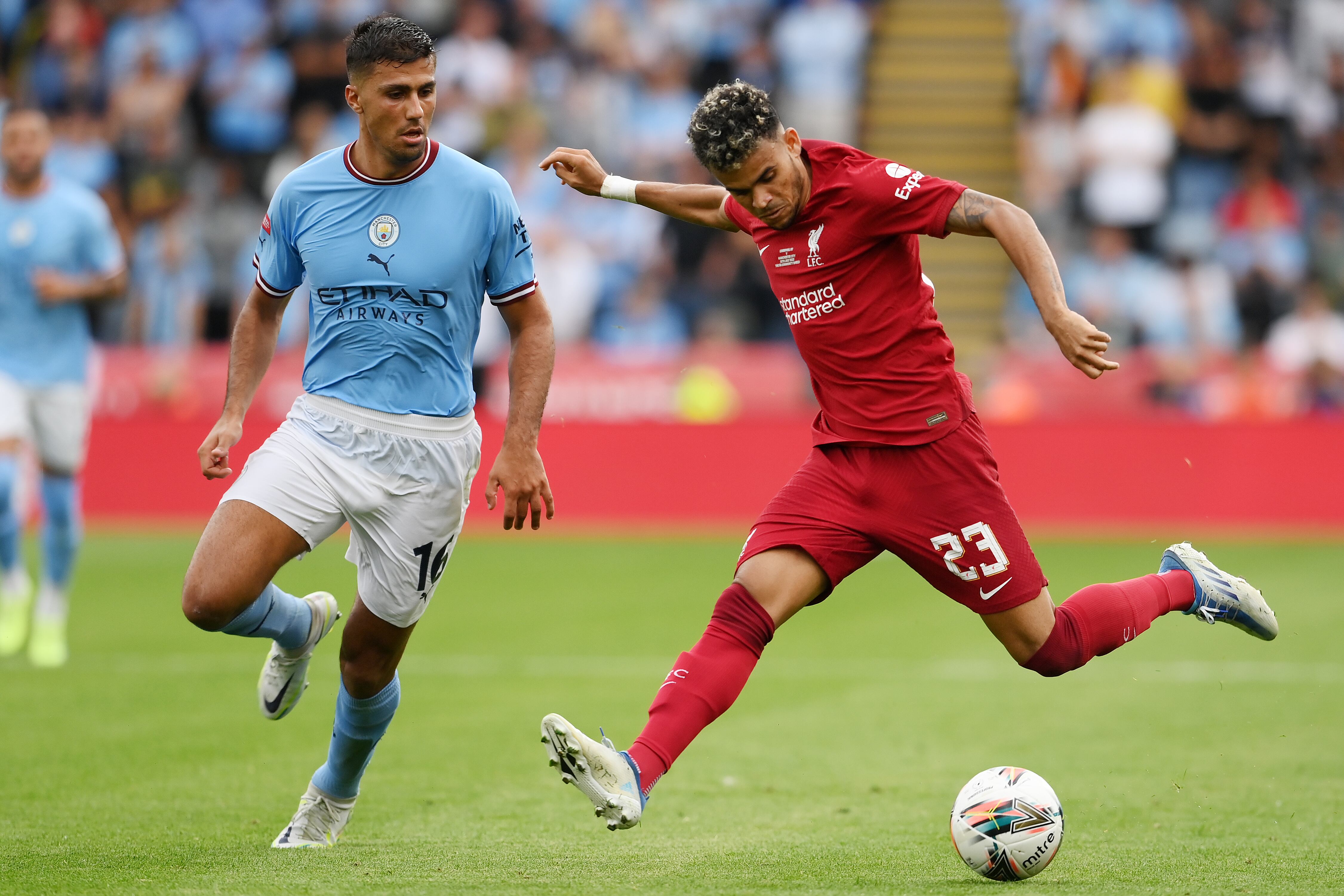 Rodri del Manchester City marca a Luis Díaz del Liverpool. Foto: Mike Hewitt/Getty Images