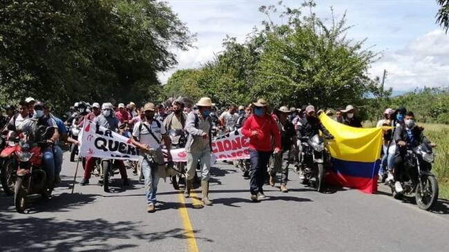 Los manifestantes caminaron por la vía Panamericana y le exigieron respuestas al Gobierno Nacional . Foto: Cortesía Camilo Fajardo