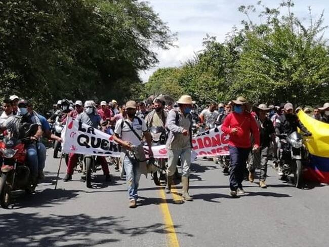 Los manifestantes caminaron por la vía Panamericana y le exigieron respuestas al Gobierno Nacional . Foto: Cortesía Camilo Fajardo