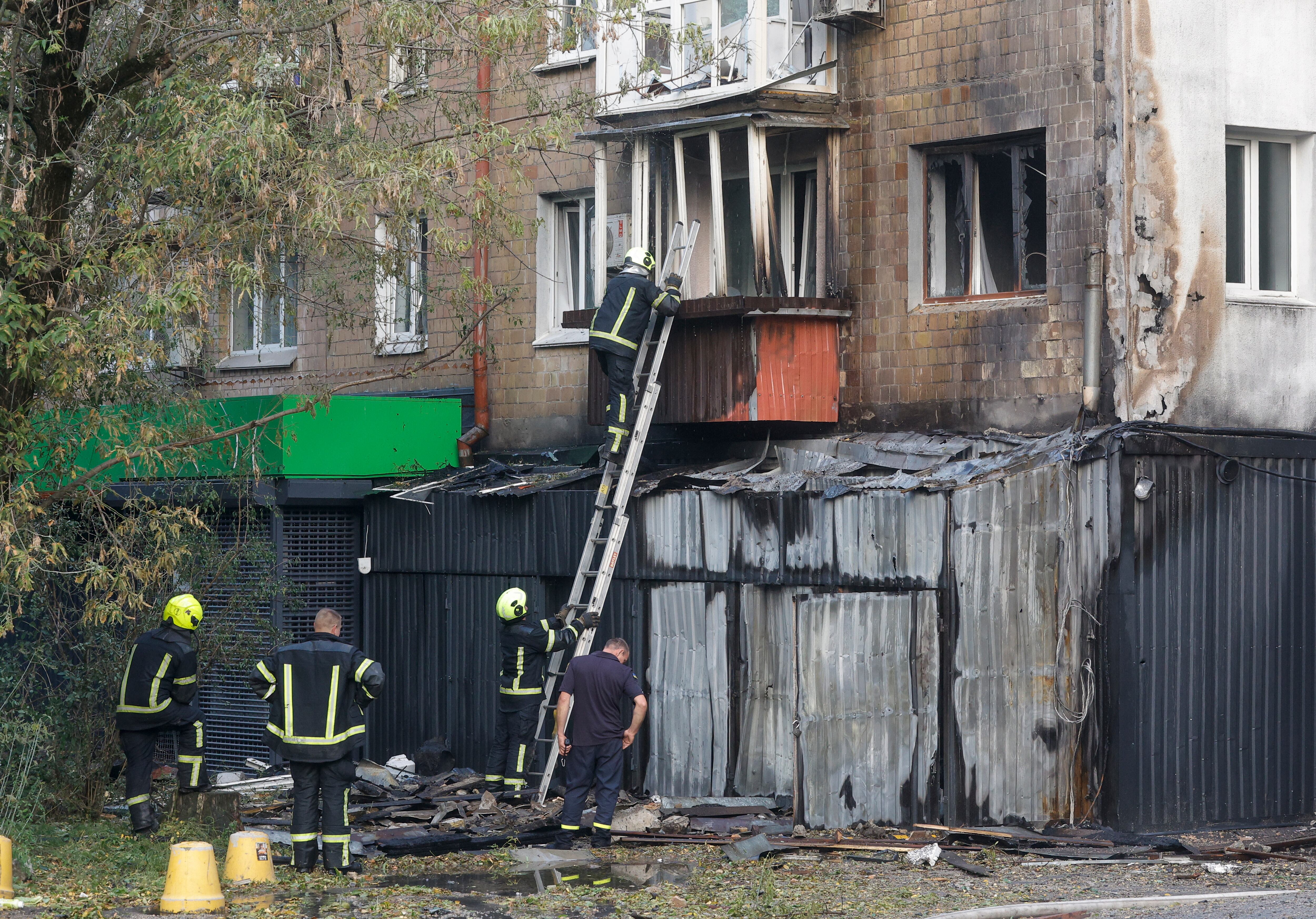 Rusia lanzó contra Ucrania cerca de 400 drones de ataque y 18 misiles. Foto: EFE/EPA/SERGEY DOLZHENKO