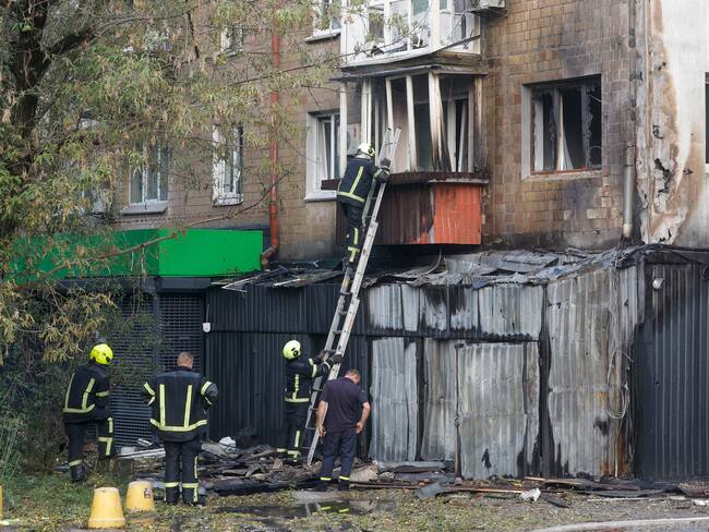 Rusia lanzó contra Ucrania cerca de 400 drones de ataque y 18 misiles. Foto: EFE/EPA/SERGEY DOLZHENKO