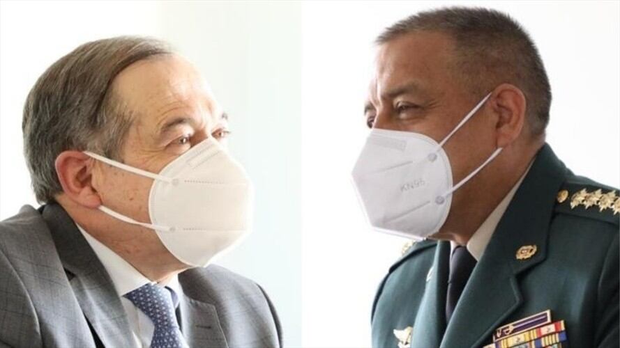 Encuentro entre Eduardo Cifuentes y el General Luis Fernando Navarro. Foto: Cortesía JEP