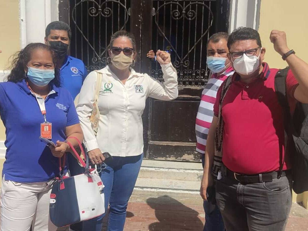 Docentes estudian cese de actividades por no pago de salario