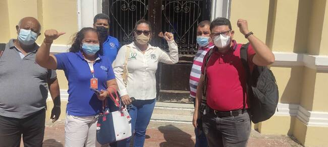 Docentes protestando frente a la alcaldía/ archivo/ cortesía Heiner Escobar.