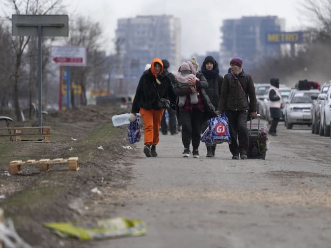 Civiles atrapados en la ciudad de Mariupol bajo los ataques rusos son evacuados en grupos bajo el control de los separatistas prorrusos, a través de otras ciudades, en Mariupol, Ucrania, el 20 de marzo de 2022.(Photo by Stringer/Anadolu Agency via Getty Images)