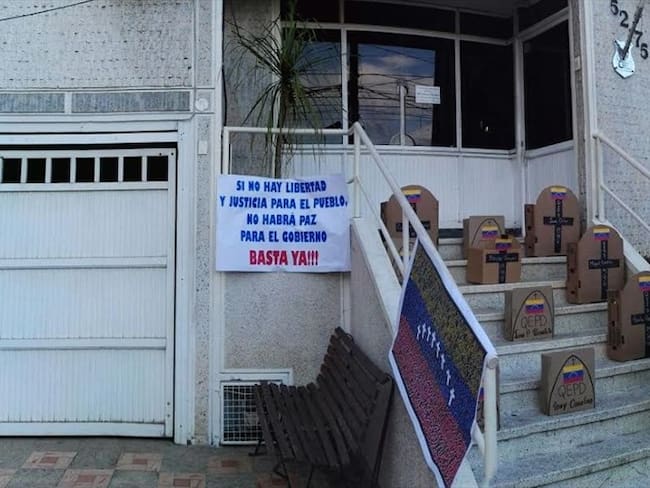 Con lapidas de cartón amaneció consulado de Venezuela en Bucaramanga. Foto: Suministrada por Cesar Gómez.