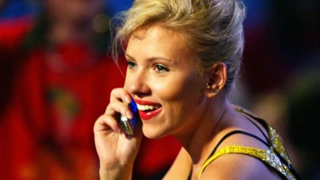 La actriz Scarlett Johansson es una de quienes ha sido vista con un teléfono de tapa. Foto: BBC Mundo.
