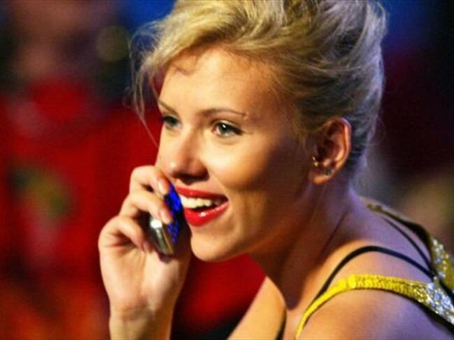 La actriz Scarlett Johansson es una de quienes ha sido vista con un teléfono de tapa. Foto: BBC Mundo.