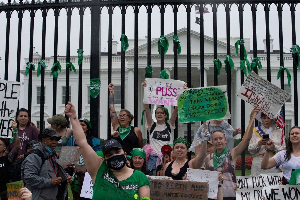 Activistas por el derecho al aborto se manifiestan frente a la Casa Blanca en Washington, DC. Foto: ROBERTO SCHMIDT/AFP via Getty Images