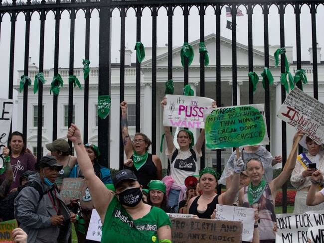 Activistas por el derecho al aborto se manifiestan frente a la Casa Blanca en Washington, DC. Foto: ROBERTO SCHMIDT/AFP via Getty Images