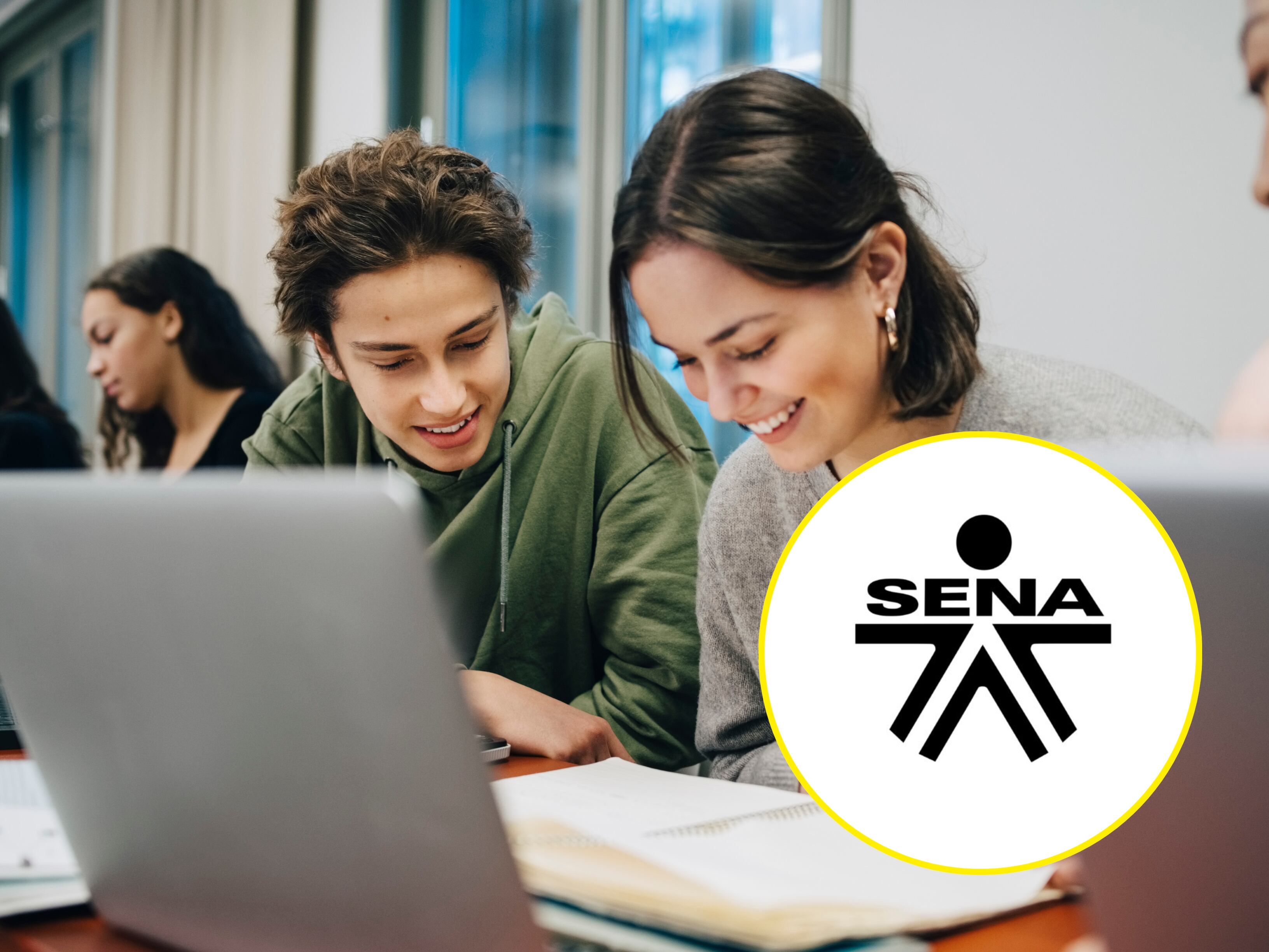 Referencia de estudiantes y logo del SENA. Foto: Maskot vía Getty Images y portal web SENA. 