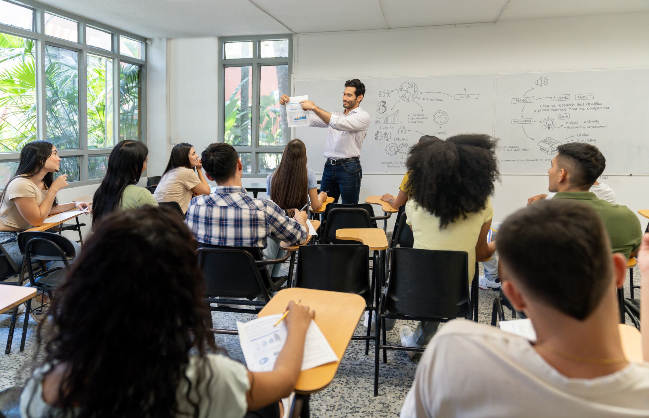 Personas estudiando imagen de referencia. Foto: Getty Images.