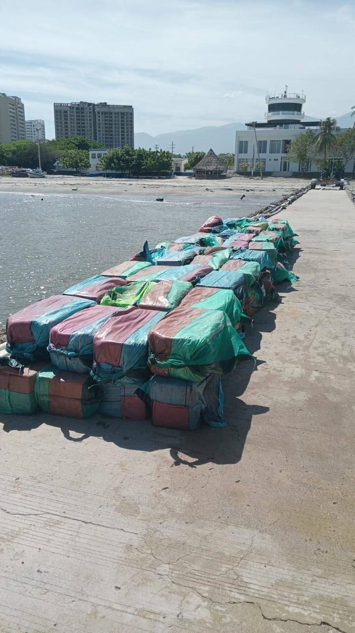 Incautadas cerca de dos toneladas de cocaína a 71 millas de Santa Marta/ Mindefensa