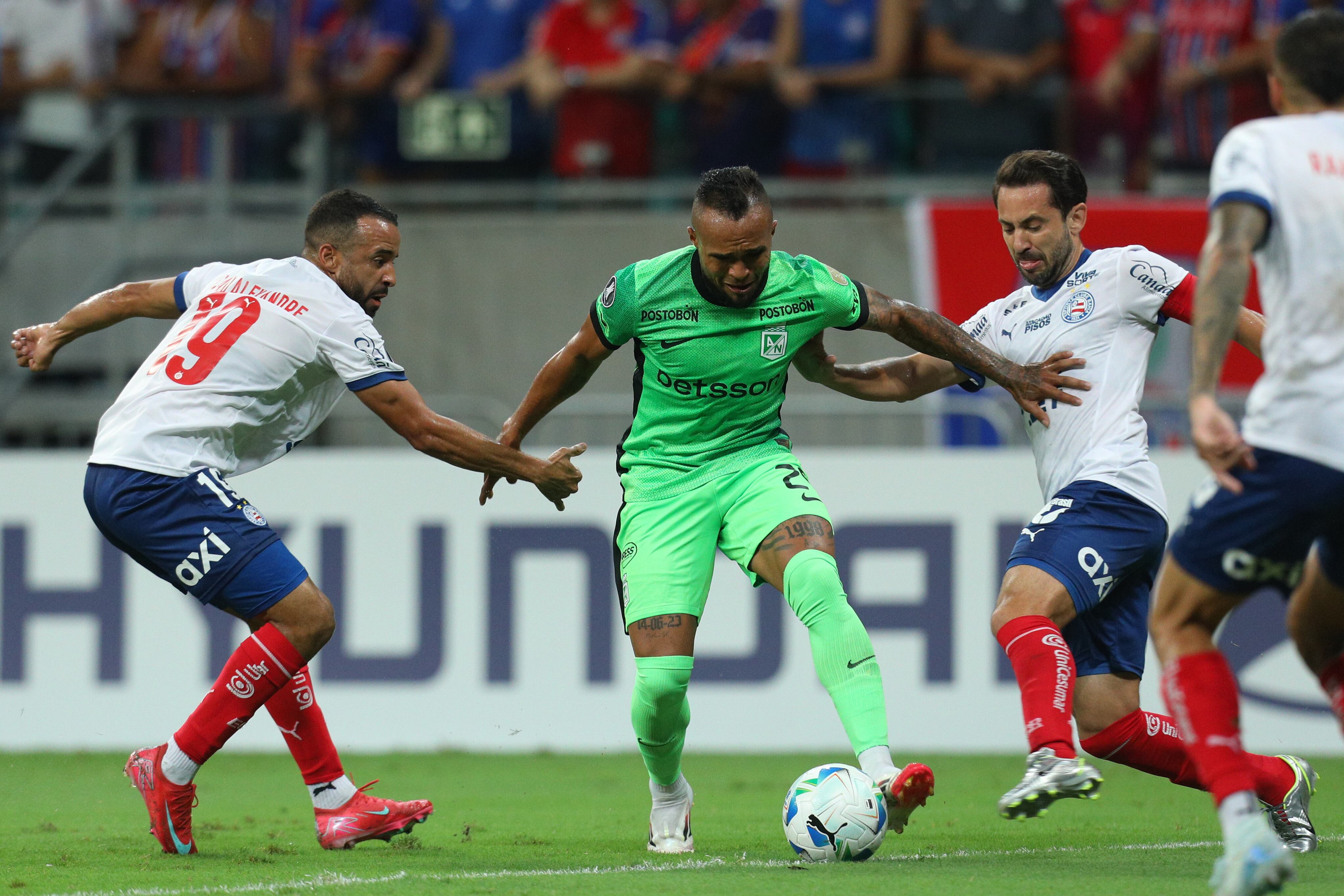 Andrés Sarmiento de Atlético Nacional disputa en el partido de la tercera fecha de la fase de grupos de la Copa Libertadores ante Bahia de Brasil. FOTO: EFE/Raphael Muller