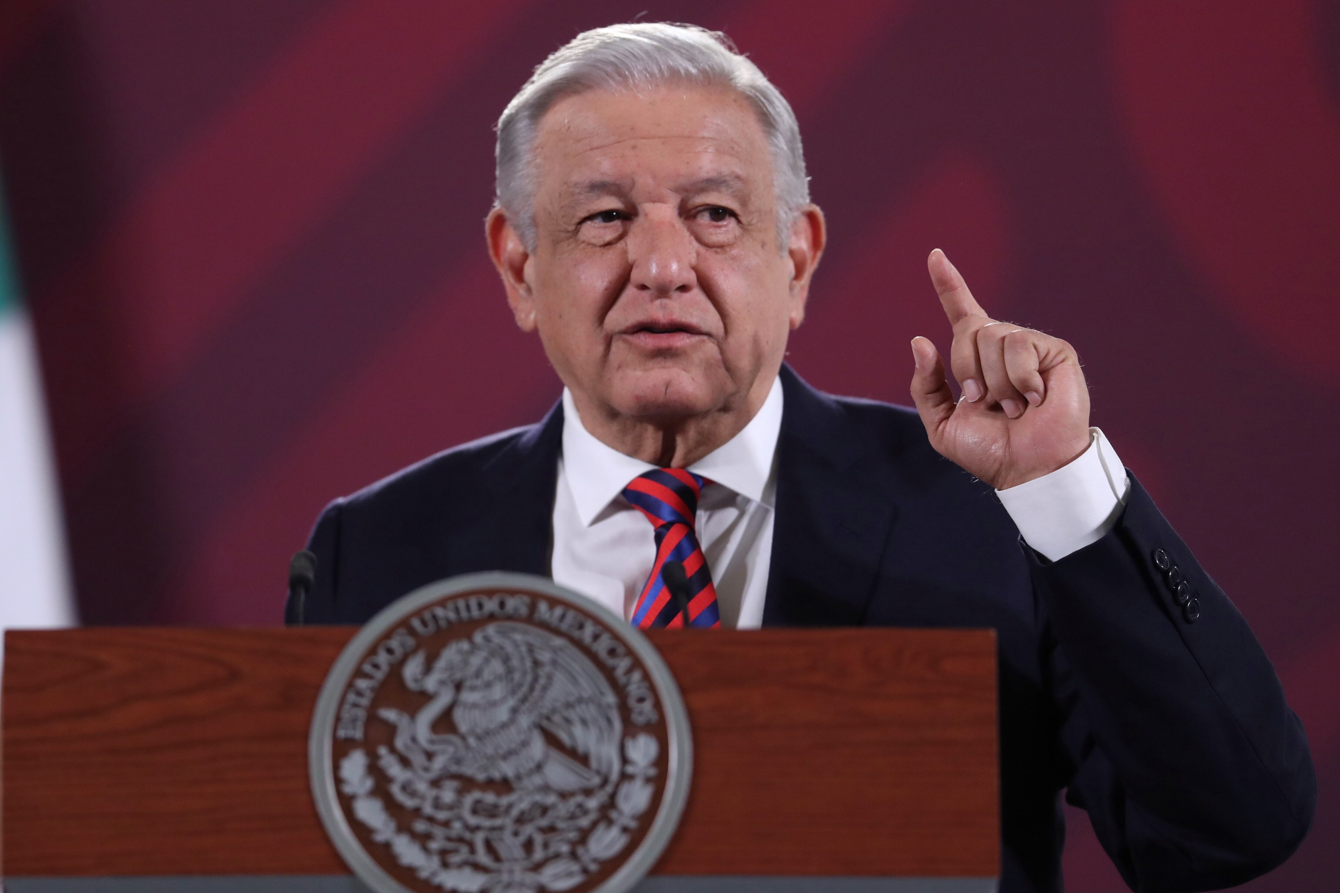 MEX4033. CIUDAD DE MÉXICO (MÉXICO), 31/08/2023 .- El presidente de México, Andrés Manuel López Obrador, habla durante una rueda de prensa hoy, en el Palacio Nacional en Ciudad de México (México). El presidente mexicano, Andrés Manuel López Obrador, acusó este jueves a la Guardia Nacional de Texas de violar el derecho internacional por disparar a un mexicano en el río Bravo, que comparten México y Estados Unidos. EFE/ Sáshenka Gutiérrez